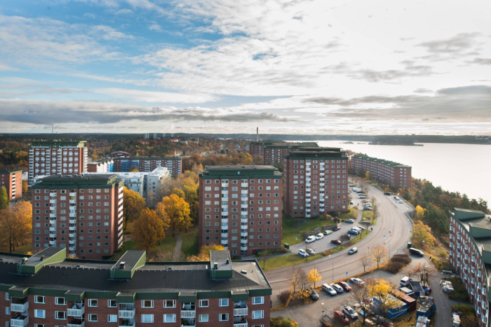 tegelhus_hustak_himmel_moln_väg_parkering_träd